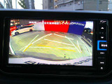 【バックカメラ】シフトレバーをバックギアに入れると後方の映像がナビ画面にて視聴可能なっておりますので駐車も楽々ですよ♪