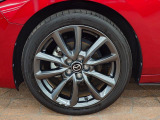 18インチ純正アルミホイールを装備。タイヤサイズは215/45R18となります。