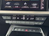 運転席、助手席を別々に温度調整できるオートエアコン。