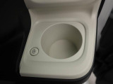 カップホルダーは運転席や助手席からちょうど手の届く位置です!!