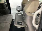 運転席・助手席の背もたれには、2列目シート用にカップホルダー付きの「格納式のシートバックテーブル」を装備しています。休憩時のちょっとした時間などカップを置いたり、小物置きに使えて便利です。