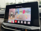 後方の映像に加えて車両周辺の確認にも役立つ表示が備わり、駐車時の位置合わせをサポート。画面上のガイドも見やすく、狭い場所での取り回しや車庫入れに活用できます。