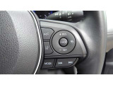 レーダークルーズコントロール(全車速追従機能付)付きです。車速に応じて追従支援してくれるので、ロングドライブも快適です。詳細は販売店スタッフまでおたずねください。