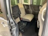 後席をはね上げれば、「もうひとつの荷室」が生まれます。
