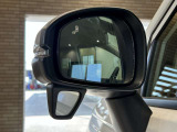 走行中、斜め後ろに車両の存在を検知するとその方向のドアミラー鏡面上にマークを点灯しお知らせします。