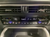 温度の設定のみで快適な風量やモードなどを自動調整してくれるフルオートエアコンを装備!運転席側、助手席側で左右独立して温度調節も可能です!