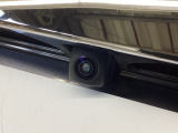 車の後方に小型カメラが付いておりバックする際の後方の様子をモニター上に表示します。