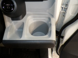 運転席の届きやすいところにドリンクホルダーがついています。視線をそらすことなく手に取れるので運転に集中できて安心ですね。