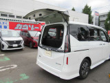 『ガラスハッチ』だけをバックドア本体と分割して開閉が可能です♪♪ 背後の狭い駐車場でも60センチ以上スペースがあれば、ちょっとした荷物の積み下ろしが簡単にできます♪♪