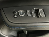 運転席のスイッチで全てのウィンドウの開閉操作を行うことができます。ロックボタンをONにしておくと、運転席以外のウィンドウは作動しないのでお子様を乗せているときなども安心ですね♪
