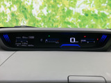 速度や燃料残量など、運転に必要な情報がまとまって表示され、確認しやすい配置です。表示の視認性にも配慮され、走行中に必要な情報を把握しやすく、日々の運転をサポートします。