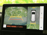 後方の映像に加えて車両周囲の状況も画面で確認でき、駐車時の安全確認をサポートします。画面のガイド表示も目安にしながら、周囲を確かめて操作できます。
