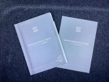 新車保証書、車両取扱説明書です。