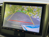 バックカメラ映像を鮮明に表示し、安全な後退をサポートします。駐車時にも周囲の状況を把握しやすく、安心感を提供します。