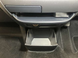 お気に入りのCDなどが収納できる格納式ボックス★