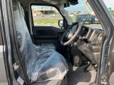 広く快適な運転席です。長距離運転も楽々ですよ!