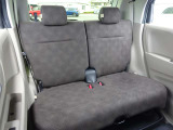 【後部座席】足元が広く、大人が乗ってもゆったり座れるシートです。リラックスした姿勢でお乗りいただけます!