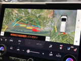 後方映像に加えて車両周囲の表示も確認でき、駐車時の周辺確認をサポートします。画面上のガイド表示を目安にしながら、目視も併用して安全に駐車しやすい装備です。