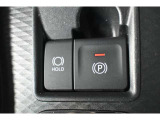 電動パーキングブレーキはスイッチ一つ(指で引く、または押す)でパーキングブレーキの作動・解除ができます。力が必要ないため、誰でも簡単に操作できます。
