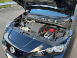 電気自動車ですのでモータールームです。ヘッドカバーのように見えるのはインバーターユニットです。起動用の12Vバッテリーを備えています。