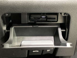運転席からすぐ手が届く収納ボックス★サッと取り出したい小物を収納しておくと便利です!