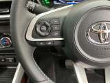 ステアリングスイッチ付き。前方から目を離すことなく操作することが可能です。