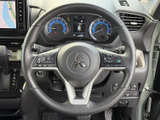 手元には複数のスイッチが配置され、運転姿勢を大きく変えずに各種操作へアクセスできます。メーターも正面にまとまり、必要な情報を確認しながら運転に集中しやすいレイアウトです。