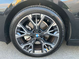 【BMWアロイホイール】軽量かつ強度に拘ったアロイホイール。走行性能ポテンシャルを引き出す設計。タイヤのサイドウォールが強化されたランフラットタイヤは、パンク時にタイヤがつぶれてもリムから外れません。