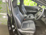 ゆったりとした形状のシートと、手の届きやすい位置にまとまった運転席まわり。座ったときの視界もすっきりとしており、毎日の移動を気持ちよくお過ごしいただけます。