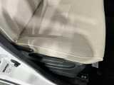 痛みの出やすい運転席シートの角、フロアマット、座面、ともに良好です