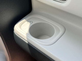 助手席側のドリンクホルダーも安定感のある埋め込み式となっています。