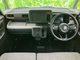 運転席から前方を見渡しやすい配置で、メーターや画面も目線の先にまとまっています。手元のスイッチ類も視認しやすく、必要な情報を確認しながら運転に集中できます。