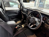 ステアリングを握ればJeepワールドが目の前に広がります。