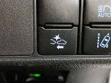 車両が前方の障害物や車両を感知するためにカメラやレーダーを利用し、衝突の危険がある場合にはドライバーに警告を出したり、自動的にブレーキを作動させる機能を備えています