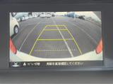 後方の様子とガイドラインが画面に表示され、駐車時の周囲確認をサポートします。車庫入れや切り返しの際に、後ろの状況を把握しやすい便利な装備です。