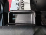 助手席シートアンダートレイ。靴を収納したり、小物を収納したりと便利です。