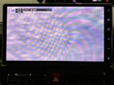 テレビ番組を画面で視聴できる装備です。停車中の休憩時間などに映像を楽しめるため、車内で過ごす時間の選択肢が広がります。画面に番組情報も表示され、視聴内容を確認しやすいです。