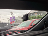 リア側ドライブレコーダー。運転中の映像・音声などを記録して、交通事故やトラブルが起きた時の正確な状況把握に役立つドライブレコーダーが装着されています。