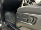 スイッチ一つでシート調整可能な電動パワーシートです。 細かい調整ができるので、何時でも思い通りのポジションが取れますね。