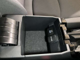 アクセサリーソケットや、携帯の充電などに便利な充電用USBポート(USB Type-C)を装備!車内にあると便利なアイテムのひとつですね