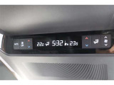 リヤオートエアコンで後席でも快適な車内空調です♪