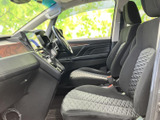前席は視界が広く、窓から周囲の様子を確認しやすい運転環境です。座面には立体的な模様があしらわれ、運転席と助手席が並ぶ室内で、乗る方それぞれが落ち着いて過ごせます。