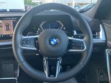 【ハンドル】ドライバーとBMW車の一体感がダイレクトに伝わるステアリングホイール。形状・太さへの拘りに加えて、操作性を高める為にスイッチ類も配置。クイックかつ安定のドライビングを体感下さい!