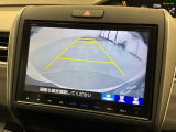 リバースギアに入れるだけで後方の表示へ切り替わります。夜間や雨の日の駐車も楽になりますよ。