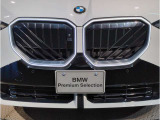【BMWの伝統】BMWの特徴的な&ldquo;キドニーグリル&rdquo;は、80年以上続く伝統の形でございます。変わらないこだわりのデザインが、プレミアムブランド&ldquo;BMW&rdquo;を創り出します。