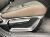 運転席にはドライバーの体型や好みに応じて前後方向だけでなく、高さの調整ができるシートリフターを装備!