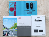 スマートキーは2個あります。ドアの開錠・施錠はもちろんですが、鍵を取り出さなくてもエンジンを始動出来ます。両手に荷物をお持ちの時でも、大変便利です。また保証書・取扱説明書もございます。