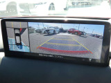 360&deg;ビューモニターは、車両周囲の状況をモニターで確認できる安全装備です。駐車時や狭い場所での運転時に役立ち、運転に不慣れな方でも安心して操作できるようにサポートしてくれます。