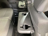 (快適パックに含まれる装備)後席のパーソナルテーブルはお子様が車内で飲み物を飲んだり食べたしする際に便利です。普段使用しないときは折りたたみ収納できます。