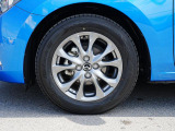 標準装備の純正15インチアルミホイール。タイヤサイズは185/65R15です。